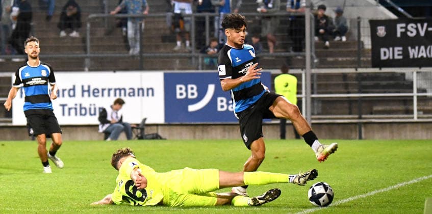 18.09.2026, xokbx, Fussball Regionalliga Suedwest, FSV Frankfurt - Stuttgarter Kickers v.l. Elias Adam Breir (FSV Frankfurt), Luca Trslic (Stuttgarter Kickers), Zweikampf, Duell Frankfurt am Main