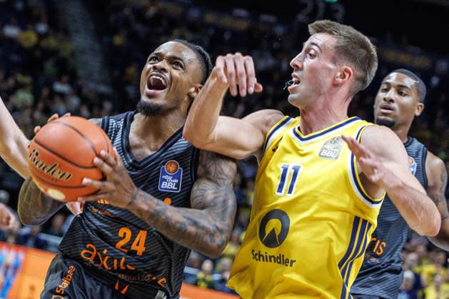 Basketball, Männer: Bundesliga, Alba Berlin - Niners Chemnitz, Uber Arena am 18.9.26 in Berlin. Cobe Williams (NINERS Chemnitz) kämpft gegen Joe Wieskamp (ALBA Berlin) um den Ball. Alba Berlin - Niners Chemnitz