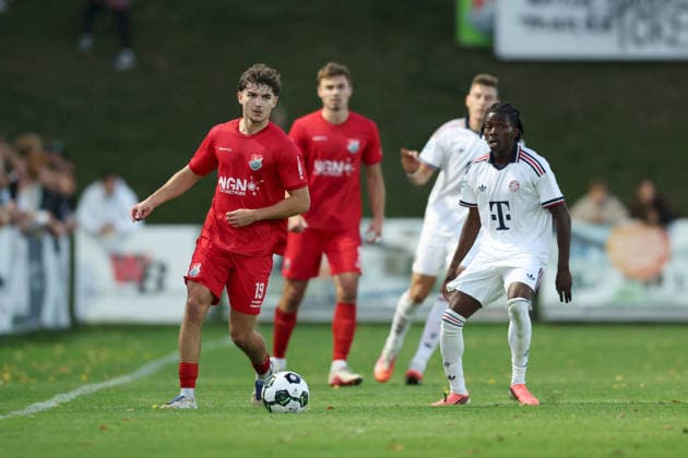 18.09.2026, Herren, Fussball, Saison 2026 2027, Regionalliga Bayern, 10. Spieltag: TSV Aubstadt - FC Bayern Muenchen II Maximilian Eckstein ( 19, TSV Aubstadt) und Oluwaseyi Wilson ( 7, FC Bayern München II) Sulzfeld Schulstadion Aubstadt (NGN Arena) Bayern Deutschland