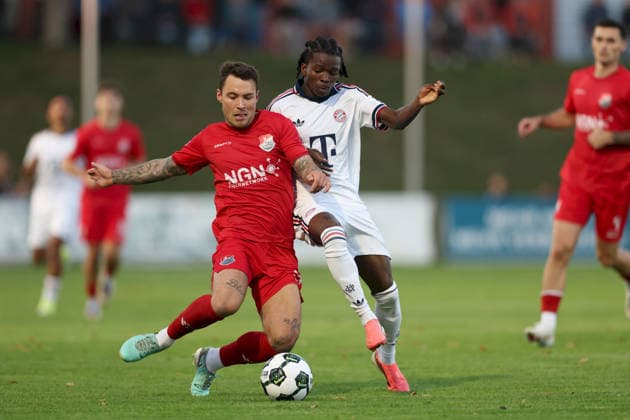 18.09.2026, Herren, Fussball, Saison 2026 2027, Regionalliga Bayern, 10. Spieltag: TSV Aubstadt - FC Bayern Muenchen II Ingo Feser ( 23, TSV Aubstadt) und Oluwaseyi Wilson ( 7, FC Bayern München II) Sulzfeld Schulstadion Aubstadt (NGN Arena) Bayern Deutschland