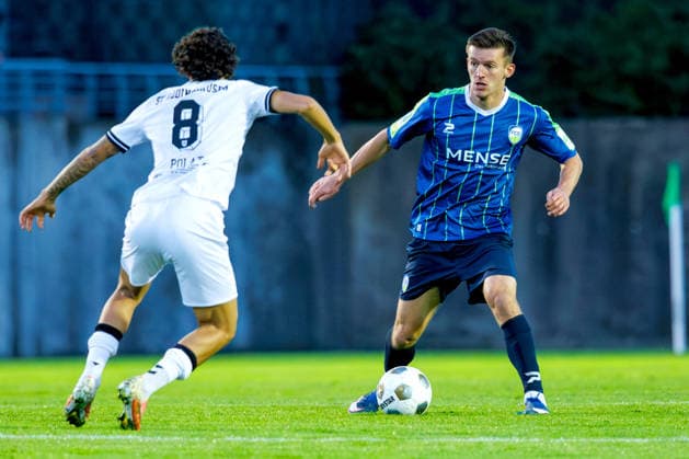 2026.09.18, KWilkowski, Fußball, Regionalliga West, SV Rödinghausen - FC Gütersloh, Häcker Wiehenstadion, 9.Spieltag, Saison 2026 2027: Aleksandar Kandic (FC Gütersloh 27) im Zweikampf gegen Mika Polat (SV Roedinghausen 8) DFB regulations prohibit any use of photographs as image sequences and or quasi-video. Nordrhein-Westfalen Deutschland