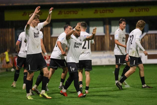 18.09.2026, Fussball, Herren, Saison 2026 2027, Regionalliga Bayern, 10. Spieltag: TSV Buchbach - FC Schweinfurt 05 Schweinfurt feiert das 1:1 durch Nils Piwernetz (FC Schweinfurt 05, 19) Buchbach SMR-Arena Bayern Deutschland
