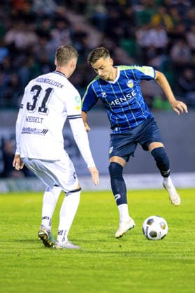 2026.09.18, KWilkowski, Fußball, Regionalliga West, SV Rödinghausen - FC Gütersloh, Häcker Wiehenstadion, 9.Spieltag, Saison 2026 2027: Patrik Twardzik (FC Gütersloh 18) im Zweikampf gegen Henri Weigelt (SV Roedinghausen 31) DFB regulations prohibit any use of photographs as image sequences and or quasi-video. Photo: xKamilxWilkowskixPressefotoKochx Nordrhein-Westfalen Deutschland