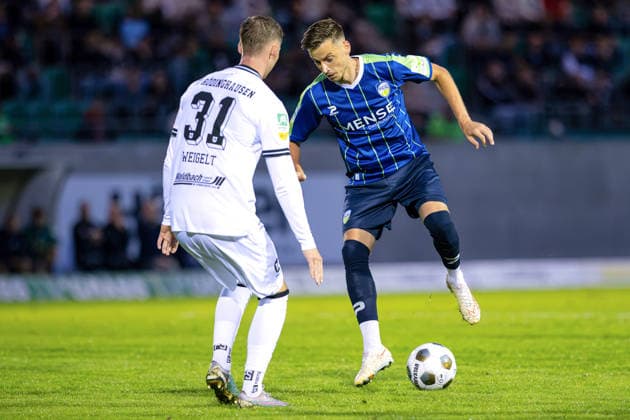 2026.09.18, KWilkowski, Fußball, Regionalliga West, SV Rödinghausen - FC Gütersloh, Häcker Wiehenstadion, 9.Spieltag, Saison 2026 2027: Patrik Twardzik (FC Gütersloh 18) im Zweikampf gegen Henri Weigelt (SV Roedinghausen 31) DFB regulations prohibit any use of photographs as image sequences and or quasi-video. Photo: xKamilxWilkowskixPressefotoKochx Nordrhein-Westfalen Deutschland
