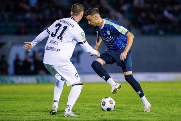 2026.09.18, KWilkowski, Fußball, Regionalliga West, SV Rödinghausen - FC Gütersloh, Häcker Wiehenstadion, 9.Spieltag, Saison 2026 2027: Patrik Twardzik (FC Gütersloh 18) im Zweikampf gegen Henri Weigelt (SV Roedinghausen 31) DFB regulations prohibit any use of photographs as image sequences and or quasi-video. Photo: xKamilxWilkowskixPressefotoKochx Nordrhein-Westfalen Deutschland