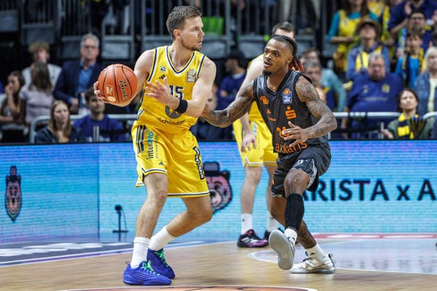 Basketball, Männer: Bundesliga, Alba Berlin - Niners Chemnitz, Uber Arena am 18.9.26 in Berlin. Cobe Williams (NINERS Chemnitz) kämpft gegen Martin Hermannsson (ALBA Berlin) um den Ball. Alba Berlin - Niners Chemnitz