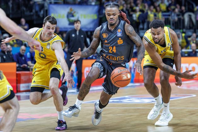 Basketball, Männer: Bundesliga, Alba Berlin - Niners Chemnitz, Uber Arena am 18.9.26 in Berlin. Norris Agbakoko (r, ALBA Berlin) kämpft gegen Cobe Williams (NINERS Chemnitz) um den Ball. Alba Berlin - Niners Chemnitz