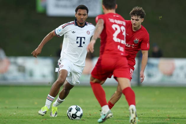 18.09.2026, Herren, Fussball, Saison 2026 2027, Regionalliga Bayern, 10. Spieltag: TSV Aubstadt - FC Bayern Muenchen II Vincent Manuba ( 2, FC Bayern München II) und Maximilian Eckstein ( 19, TSV Aubstadt) Sulzfeld Schulstadion Aubstadt (NGN Arena) Bayern Deutschland