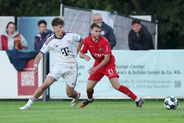 18.09.2026, Herren, Fussball, Saison 2026 2027, Regionalliga Bayern, 10. Spieltag: TSV Aubstadt - FC Bayern Muenchen II Matous Srb ( 11, FC Bayern München II) und Egor Zelenskiy ( 21, TSV Aubstadt) Sulzfeld Schulstadion Aubstadt (NGN Arena) Bayern Deutschland