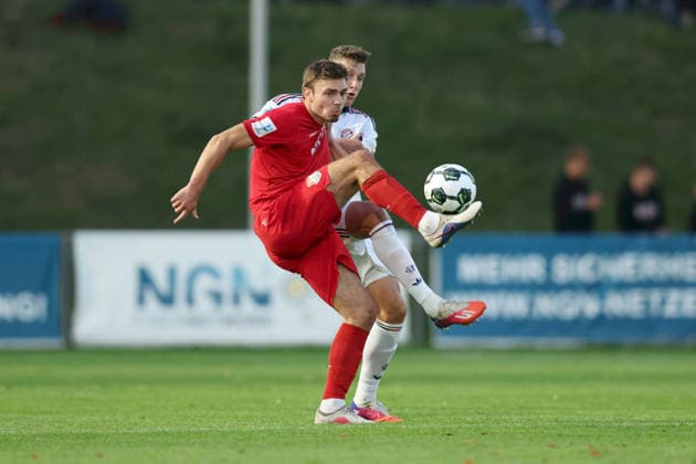 18.09.2026, Herren, Fussball, Saison 2026 2027, Regionalliga Bayern, 10. Spieltag: TSV Aubstadt - FC Bayern Muenchen II Max Grimm ( 9, TSV Aubstadt) und David Heindl ( 5, FC Bayern München II) Sulzfeld Schulstadion Aubstadt (NGN Arena) Bayern Deutschland