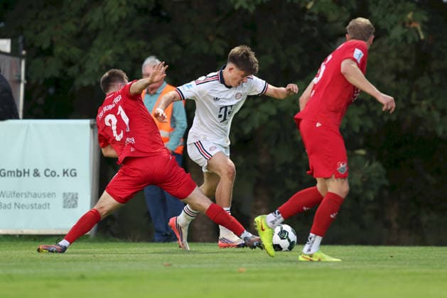 18.09.2026, Herren, Fussball, Saison 2026 2027, Regionalliga Bayern, 10. Spieltag: TSV Aubstadt - FC Bayern Muenchen II Egor Zelenskiy ( 21, TSV Aubstadt) und Matous Srb ( 11, FC Bayern München II) Sulzfeld Schulstadion Aubstadt (NGN Arena) Bayern Deutschland