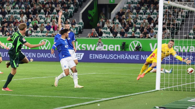 VfL vs. Darmstadt, 2. BL Wolfsburg, 18.09.2026, Fußball, Herren, 2. BL, Saison 2026 2027, VfL Wolfsburg vs. SV Darmstadt 98: Alexander Bernhardsson (VfL Wolfsburg) schießt Tor zum 3:1, Torwart Marcel Schuhen (SV Darmstadt 98), Raoul Petretta (SV Darmstadt 98) (DFL DFB REGULATIONS PROHIBIT ANY USE OF PHOTOGRAPHS as IMAGE SEQUENCES and or QUASI-VIDEO) Volkswagen Arena Niedersachsen Deutschland