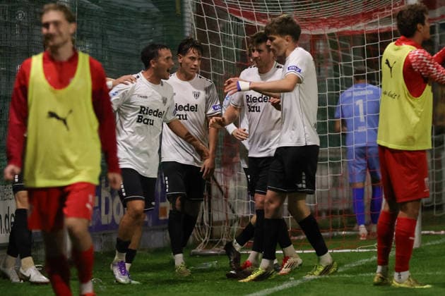 18.09.2026, Fussball, Herren, Saison 2026 2027, Regionalliga Bayern, 10. Spieltag: TSV Buchbach - FC Schweinfurt 05 Von links: Schweinfurt feiert das 1:1 durch Nils Piwernetz (FC Schweinfurt 05, 19) Buchbach SMR-Arena Bayern Deutschland