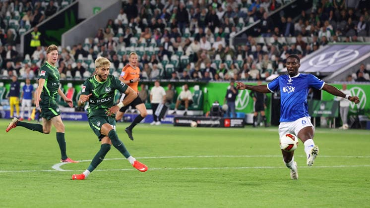 VfL vs. Darmstadt, 2. BL Wolfsburg, 18.09.2026, Fußball, Herren, 2. BL, Saison 2026 2027, VfL Wolfsburg vs. SV Darmstadt 98: Muhammed Damar (VfL Wolfsburg) schießt Tor zum 4:1, Patric Pfeiffer (SV Darmstadt 98) (DFL DFB REGULATIONS PROHIBIT ANY USE OF PHOTOGRAPHS as IMAGE SEQUENCES and or QUASI-VIDEO) Volkswagen Arena Niedersachsen Deutschland