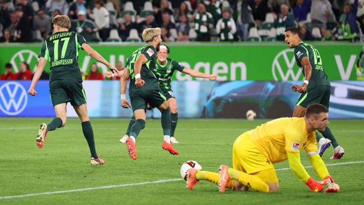 VfL vs. Darmstadt, 2. BL Wolfsburg, 18.09.2026, Fußball, Herren, 2. BL, Saison 2026 2027, VfL Wolfsburg vs. SV Darmstadt 98: Muhammed Damar (VfL Wolfsburg) jubelt mit Mannschaftskollegen nach seinem Tor zum 4:1 (DFL DFB REGULATIONS PROHIBIT ANY USE OF PHOTOGRAPHS as IMAGE SEQUENCES and or QUASI-VIDEO) Volkswagen Arena Niedersachsen Deutschland