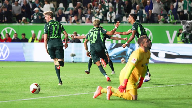 VfL vs. Darmstadt, 2. BL Wolfsburg, 18.09.2026, Fußball, Herren, 2. BL, Saison 2026 2027, VfL Wolfsburg vs. SV Darmstadt 98: Muhammed Damar (VfL Wolfsburg) jubelt mit Mannschaftskollegen nach seinem Tor zum 4:1 (DFL DFB REGULATIONS PROHIBIT ANY USE OF PHOTOGRAPHS as IMAGE SEQUENCES and or QUASI-VIDEO) Volkswagen Arena Niedersachsen Deutschland
