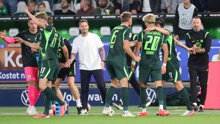 VfL vs. Darmstadt, 2. BL Wolfsburg, 18.09.2026, Fußball, Herren, 2. BL, Saison 2026 2027, VfL Wolfsburg vs. SV Darmstadt 98: Muhammed Damar (VfL Wolfsburg) jubelt mit Mannschaftskollegen nach seinem Tor zum 4:1 (DFL DFB REGULATIONS PROHIBIT ANY USE OF PHOTOGRAPHS as IMAGE SEQUENCES and or QUASI-VIDEO) Volkswagen Arena Niedersachsen Deutschland