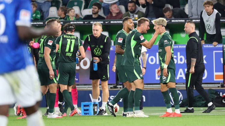 VfL vs. Darmstadt, 2. BL Wolfsburg, 18.09.2026, Fußball, Herren, 2. BL, Saison 2026 2027, VfL Wolfsburg vs. SV Darmstadt 98: Muhammed Damar (VfL Wolfsburg) jubelt mit Mannschaftskollegen nach seinem Tor zum 4:1 (DFL DFB REGULATIONS PROHIBIT ANY USE OF PHOTOGRAPHS as IMAGE SEQUENCES and or QUASI-VIDEO) Volkswagen Arena Niedersachsen Deutschland