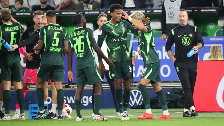 VfL vs. Darmstadt, 2. BL Wolfsburg, 18.09.2026, Fußball, Herren, 2. BL, Saison 2026 2027, VfL Wolfsburg vs. SV Darmstadt 98: Muhammed Damar (VfL Wolfsburg) jubelt mit Mannschaftskollegen nach seinem Tor zum 4:1 (DFL DFB REGULATIONS PROHIBIT ANY USE OF PHOTOGRAPHS as IMAGE SEQUENCES and or QUASI-VIDEO) Volkswagen Arena Niedersachsen Deutschland