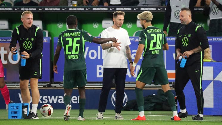 VfL vs. Darmstadt, 2. BL Wolfsburg, 18.09.2026, Fußball, Herren, 2. BL, Saison 2026 2027, VfL Wolfsburg vs. SV Darmstadt 98: Muhammed Damar (VfL Wolfsburg) jubelt mit Cheftrainer Tobias Strobl (VfL Wolfsburg) nach seinem Tor zum 4:1 (DFL DFB REGULATIONS PROHIBIT ANY USE OF PHOTOGRAPHS as IMAGE SEQUENCES and or QUASI-VIDEO) Volkswagen Arena Niedersachsen Deutschland