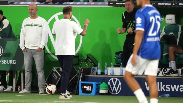 VfL vs. Darmstadt, 2. BL Wolfsburg, 18.09.2026, Fußball, Herren, 2. BL, Saison 2026 2027, VfL Wolfsburg vs. SV Darmstadt 98: Schlussjubel, Cheftrainer Tobias Strobl (VfL Wolfsburg) (DFL DFB REGULATIONS PROHIBIT ANY USE OF PHOTOGRAPHS as IMAGE SEQUENCES and or QUASI-VIDEO) Volkswagen Arena Niedersachsen Deutschland