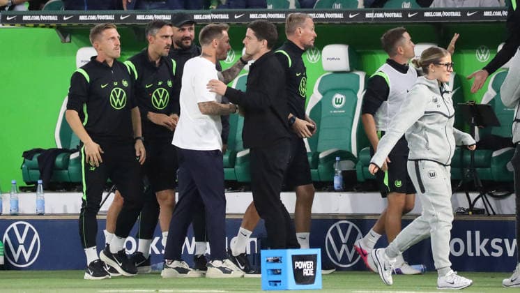 VfL vs. Darmstadt, 2. BL Wolfsburg, 18.09.2026, Fußball, Herren, 2. BL, Saison 2026 2027, VfL Wolfsburg vs. SV Darmstadt 98: Schlussjubel, Cheftrainer Tobias Strobl (VfL Wolfsburg), Sportdirektor Pirmin Schwegler (VfL Wolfsburg) (DFL DFB REGULATIONS PROHIBIT ANY USE OF PHOTOGRAPHS as IMAGE SEQUENCES and or QUASI-VIDEO) Volkswagen Arena Niedersachsen Deutschland