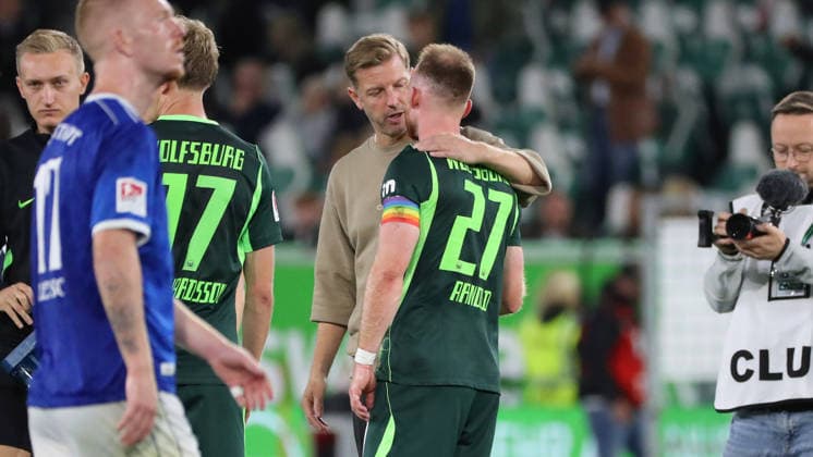 VfL vs. Darmstadt, 2. BL Wolfsburg, 18.09.2026, Fußball, Herren, 2. BL, Saison 2026 2027, VfL Wolfsburg vs. SV Darmstadt 98: Cheftrainer Florian Kohfeldt (SV Darmstadt 98), Maximilian Arnold (VfL Wolfsburg) nach Spielende (DFL DFB REGULATIONS PROHIBIT ANY USE OF PHOTOGRAPHS as IMAGE SEQUENCES and or QUASI-VIDEO) Volkswagen Arena Niedersachsen Deutschland