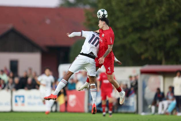 18.09.2026, Herren, Fussball, Saison 2026 2027, Regionalliga Bayern, 10. Spieltag: TSV Aubstadt - FC Bayern Muenchen II Noah Codjo-Evora ( 10, FC Bayern München II) und Adrian Kireski ( 4, TSV Aubstadt) Sulzfeld Schulstadion Aubstadt (NGN Arena) Bayern Deutschland