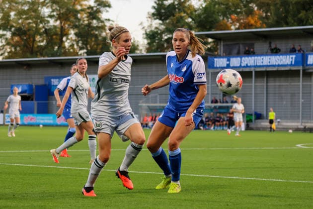 Sinsheim, Deutschland: 18.09.2026 - 1. Frauenbundesliga - 7. Spieltag - VfL Wolfsburg Frauen vs. TSG Hoffenheim Im Bild: v.li. im Zweikampf Svenja Huth (Wolfsburg) und Lisann Kaut (Hoffenheim) Copyright: HMBxMedia MadeleinexFantini