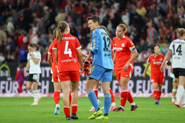 18.09.2026, xusrbx, Fussball Google Pixel Frauen-Bundesliga, FSV Mainz 05 - Eintracht Frankfurt v.l. Kara Bathmann (FSV Mainz 05, 4), Lina Altenburg (Eintracht Frankfurt, 12), nach dem Spiel, Mainz