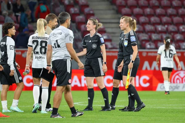 18.09.2026, xusrbx, Fussball Google Pixel Frauen-Bundesliga, FSV Mainz 05 - Eintracht Frankfurt v.l. Niko Arnautis (Trainer Eintracht Frankfurt), Miriam Schwermer, (Schiedsrichter in), Mainz