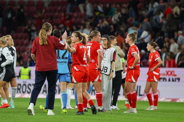 18.09.2026, xusrbx, Fussball Google Pixel Frauen-Bundesliga, FSV Mainz 05 - Eintracht Frankfurt v.l. die Spielerinnen von Mainz 05, nach dem Spiel, Mainz