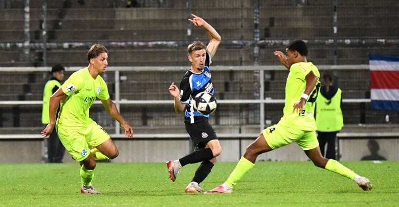 18.09.2026, xokbx, Fussball Regionalliga Suedwest, FSV Frankfurt - Stuttgarter Kickers v.l. Corvin Bock (FSV Frankfurt), Nico Fundel (Stuttgarter Kickers), Melkamu Benjamin Frauendorf (Stuttgarter Kickers), Zweikampf, Duell Frankfurt am Main