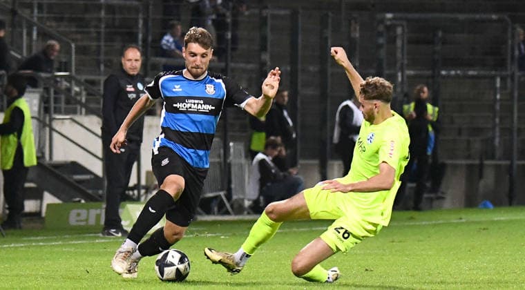 18.09.2026, xokbx, Fussball Regionalliga Suedwest, FSV Frankfurt - Stuttgarter Kickers v.l. Amar Suljic (FSV Frankfurt), Luca Trslic (Stuttgarter Kickers), Zweikampf, Duell Frankfurt am Main