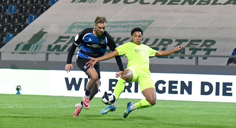 18.09.2026, xokbx, Fussball Regionalliga Suedwest, FSV Frankfurt - Stuttgarter Kickers v.l. Phil Kemper (FSV frankfurt), David Udogu (Stuttgarter Kickers), Zweikampf, Duell Frankfurt am Main