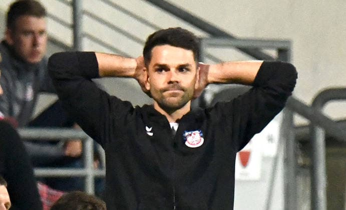 18.09.2026, xokbx, Fussball Regionalliga Suedwest, FSV Frankfurt - Stuttgarter Kickers v.l. Trainer Victor Kleinhenz (FSV Frankfurt), Mimik, Gestik, Emotion, Frust, ratlos Frankfurt am Main