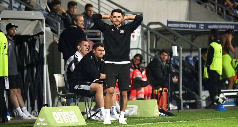 18.09.2026, xokbx, Fussball Regionalliga Suedwest, FSV Frankfurt - Stuttgarter Kickers v.l. Trainer Victor Kleinhenz (FSV Frankfurt), Mimik, Gestik, Emotion, Frust, ratlos Frankfurt am Main