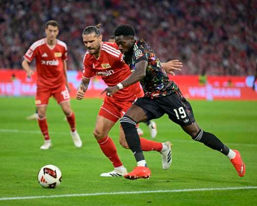 18.09.2026, Fussball Bundesliga 2026 2027, 4.Spieltag, FC Bayern München - 1.FC Union Berlin, in der Allianz-Arena München, Alphonso Davies (FC Bayern München) setzt sich durch.