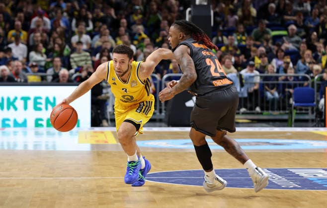 Jordan Ford am Ball, Cobe Williams Zweikampf Spielszene Aktion Basketball BBL Bundesliga Herren 1. Spieltag Saison 2026 2027 18.09.2026 ALBA Berlin vs. Niners Chemnitz 99ers