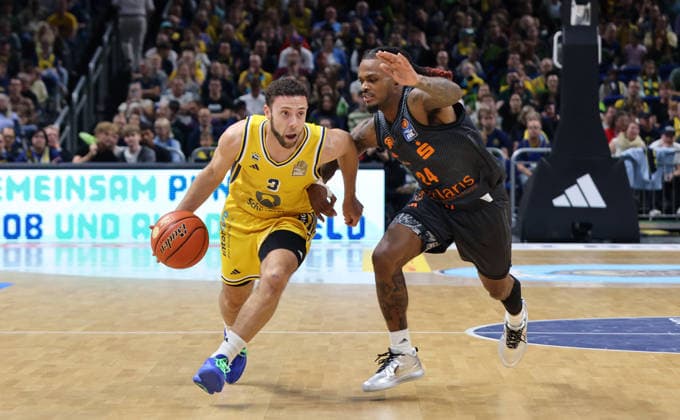 Jordan Ford am Ball, Cobe Williams Zweikampf Spielszene Aktion Basketball BBL Bundesliga Herren 1. Spieltag Saison 2026 2027 18.09.2026 ALBA Berlin vs. Niners Chemnitz 99ers