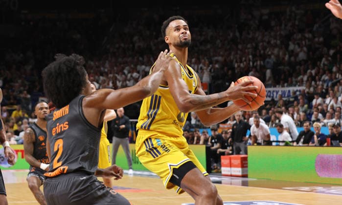 Stefan Smith, Norris Agbakoko am Ball Zweikampf Spielszene Aktion Basketball BBL Bundesliga Herren 1. Spieltag Saison 2026 2027 18.09.2026 ALBA Berlin vs. Niners Chemnitz 99ers