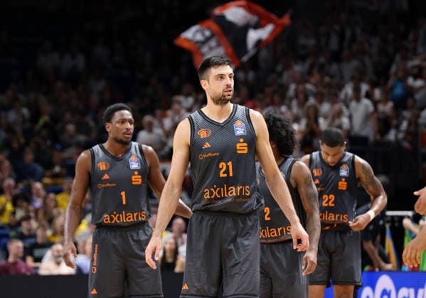 Phlandrous Fleming Jr., Mateo Seric, Stefan Smith, Nighael Ceaser Aktion Oberkörper Basketball BBL Bundesliga Herren 1. Spieltag Saison 2026 2027 18.09.2026 ALBA Berlin vs. Niners Chemnitz 99ers