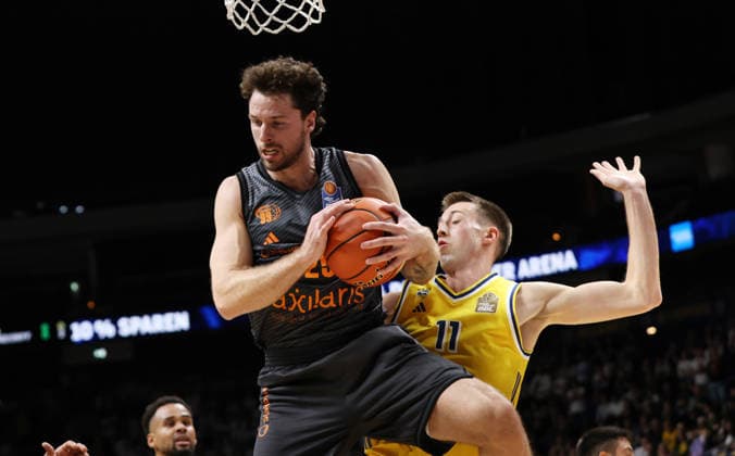 Ben Burnham holt den Rebound, Joe Wieskamp Zweikampf Spielszene Aktion Basketball BBL Bundesliga Herren 1. Spieltag Saison 2026 2027 18.09.2026 ALBA Berlin vs. Niners Chemnitz 99ers