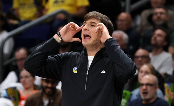 Trainer Pedro Calles gibt Anweisungen Aktion Oberkörper Basketball BBL Bundesliga Herren 1. Spieltag Saison 2026 2027 18.09.2026 ALBA Berlin vs. Niners Chemnitz 99ers