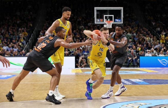 Nighael Ceaser, Martin Hermannsson am Ball, Phlandrous Fleming Jr. Zweikampf Spielszene Aktion Basketball BBL Bundesliga Herren 1. Spieltag Saison 2026 2027 18.09.2026 ALBA Berlin vs. Niners Chemnitz 99ers