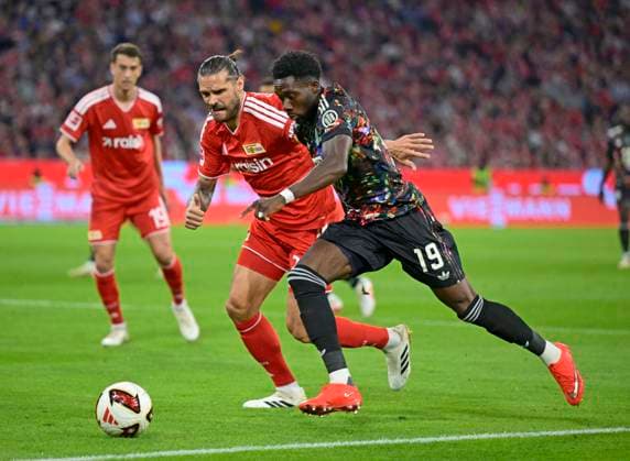 18.09.2026, Fussball Bundesliga 2026 2027, 4.Spieltag, FC Bayern München - 1.FC Union Berlin, in der Allianz-Arena München, Alphonso Davies (FC Bayern München) trickst