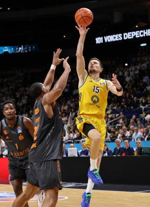 Nighael Ceaser, Martin Hermannsson am Ball Zweikampf Spielszene Aktion Basketball BBL Bundesliga Herren 1. Spieltag Saison 2026 2027 18.09.2026 ALBA Berlin vs. Niners Chemnitz 99ers