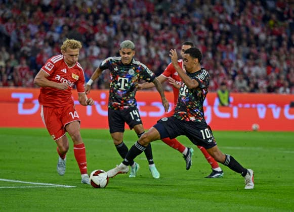 18.09.2026, Fussball Bundesliga 2026 2027, 4.Spieltag, FC Bayern München - 1.FC Union Berlin, in der Allianz-Arena München, v.l. Leopold Querfeld (Union Berlin) gegen Jamal Musiala (Bayern München)