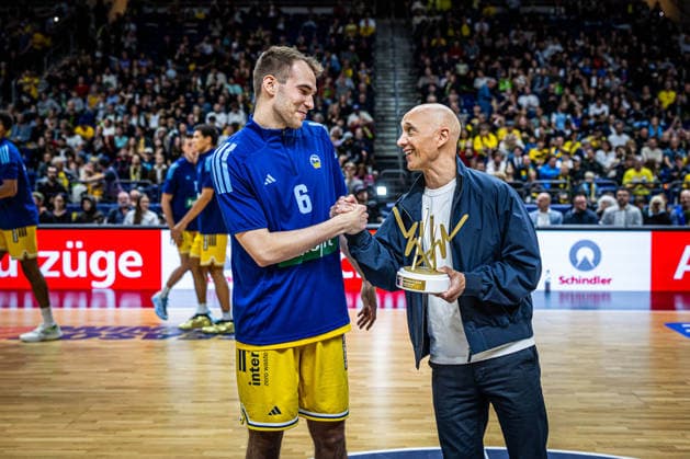 Basketball Berlin 18.09.2026 Saison 2026 2027 EasyCredit BBL 1. Bundesliga Männer, Herren Alba Berlin - NINERS Chemnitz Meister Banner hissen Malte Delow (Alba Berlin, No.06) MLP der Saison pascal Roller