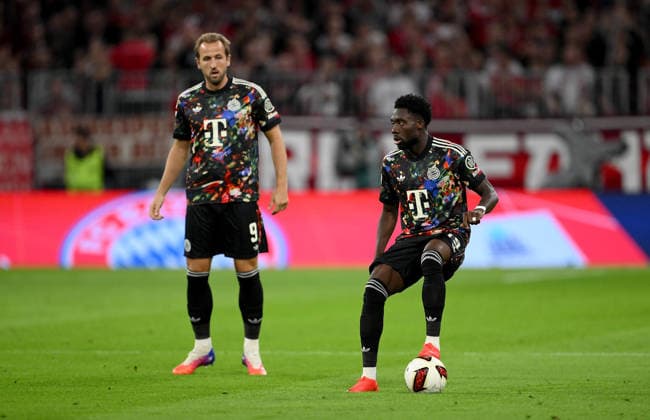 Fussball 1. Bundesliga Saison 2026 2027 4. Spieltag 18.09.2026 FC Bayern Muenchen - 1.FC Union Berlin Harry Kane (li, FC Bayern Muenchen) mit Alphonso Davies (re, FC Bayern Muenchen)